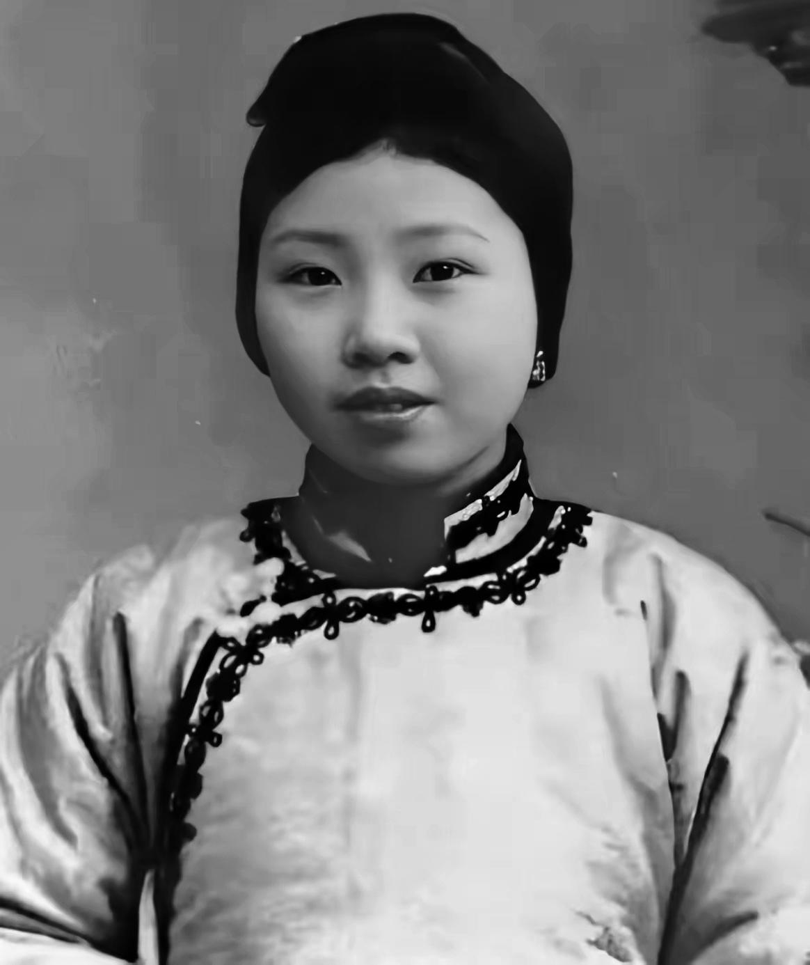 这是钱学森母亲章兰娟的照片，她父亲叫章乐山，曾当过前清两广盐运使，后回杭州经商，