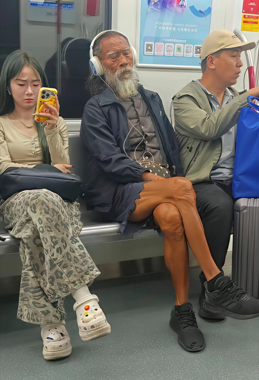 请用一个四字成语，形容一下这位大爷 