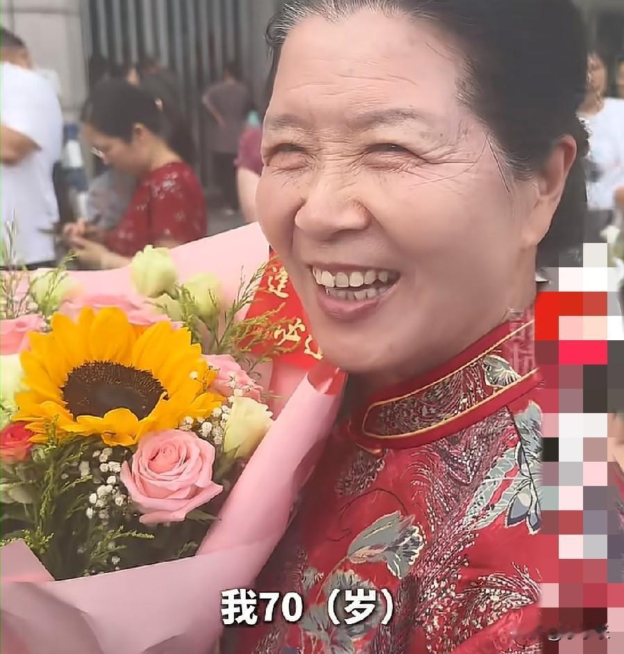 6月7日，浙江杭州，高考首日，一70岁的奶奶身着大红色旗袍来接孙女，满满的骄傲和