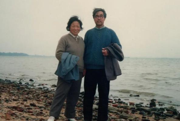 “真是伟大的老夫妻”上海，一对老夫妻，无儿无女，平时17元盒饭吃两顿，镜腿用胶布