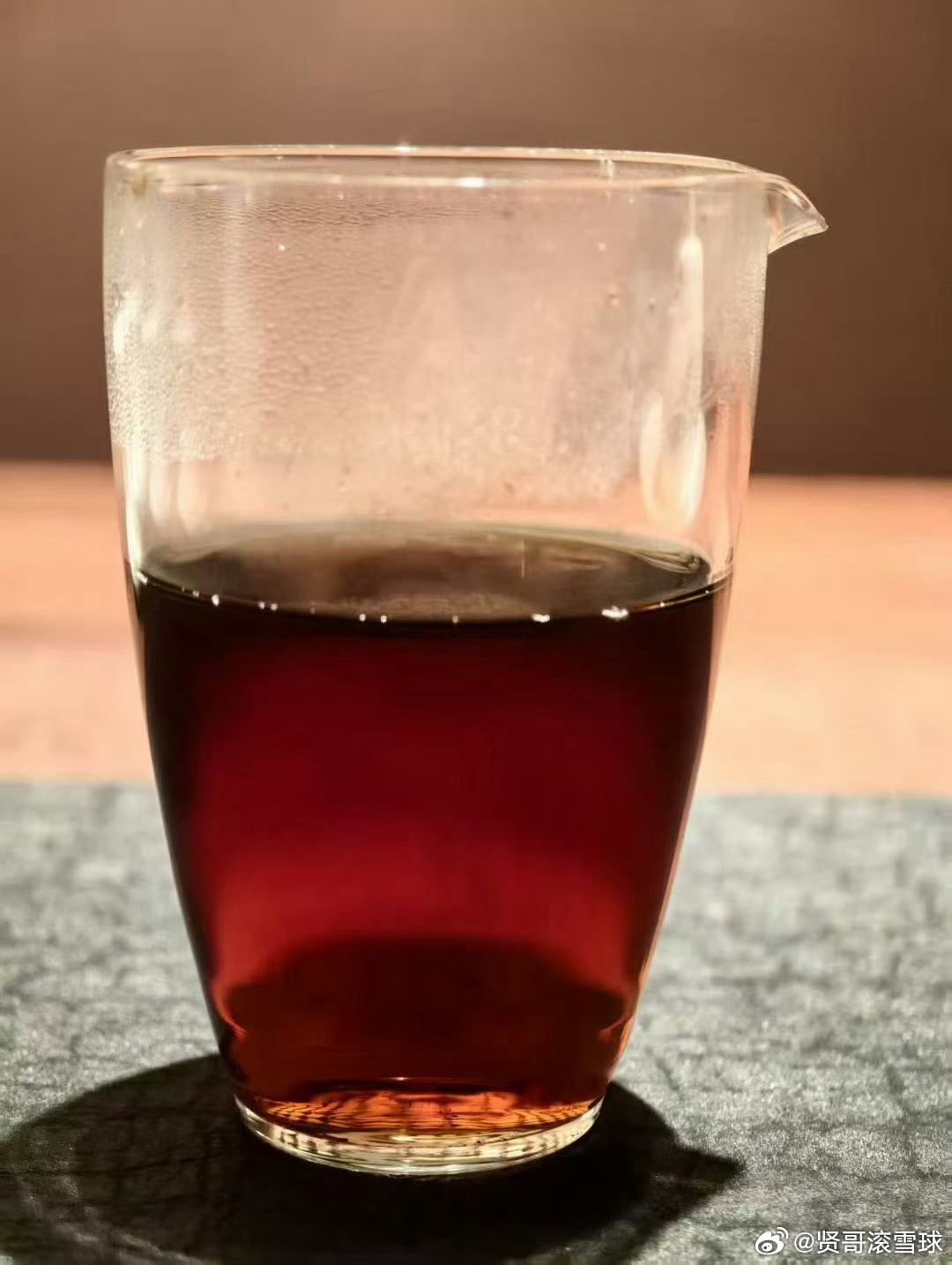 品饮古树熟茶，如同与老友对谈，平和而舒缓，上好的古树熟茶对肠胃的改善是显而易见的