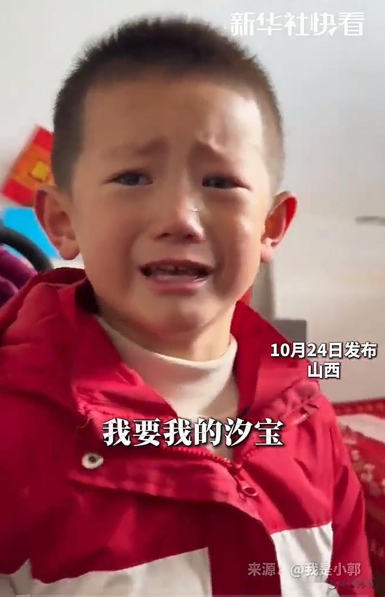 太好笑了！一名4岁男孩放学回到家，本来想逗4个月的妹妹玩，结果下午妈妈给妹妹剪了