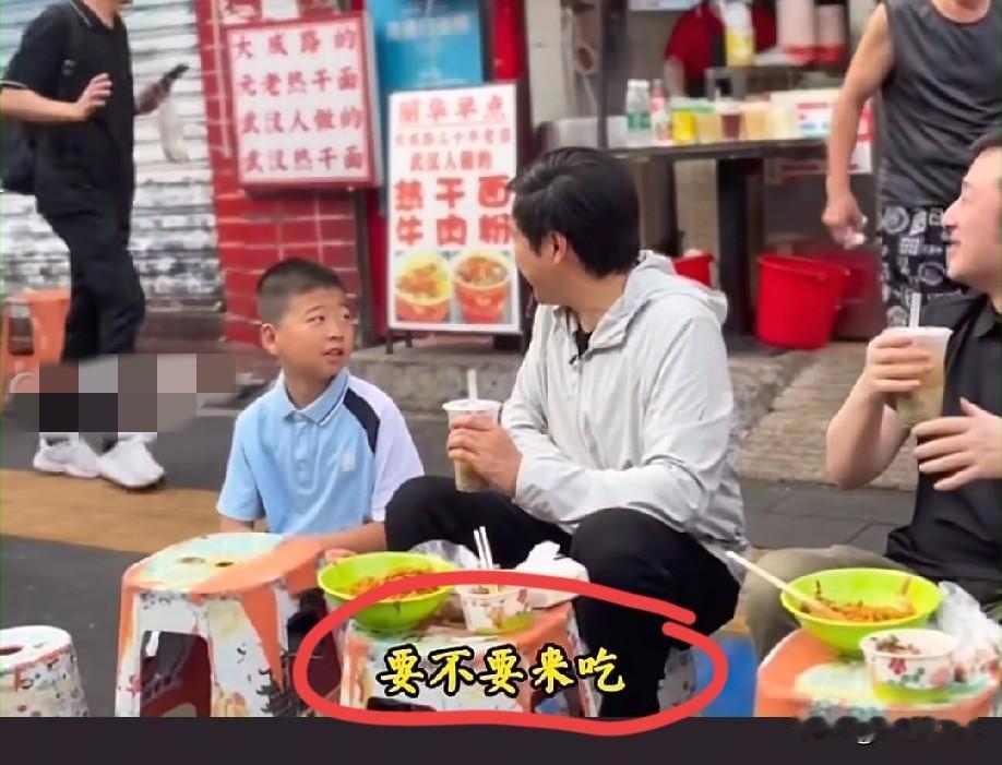 怪不得雷军能成为大老板呢，这情商，这控场能力真是超一流的。

近日，雷军在街头跟