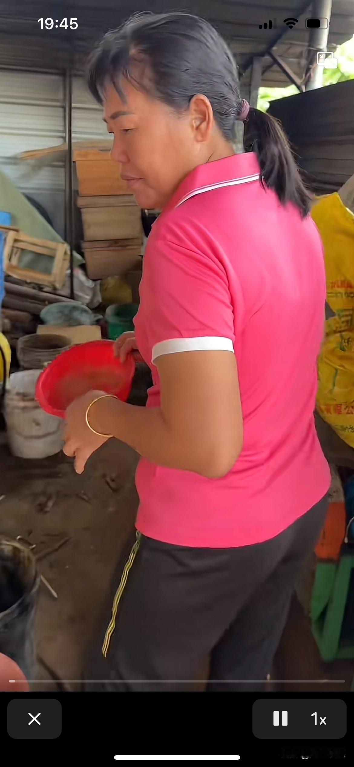 全红婵妈妈就是个懒妇女，不懂得卫生，一看就知道不干过活的，你看看这个农场，跟垃圾