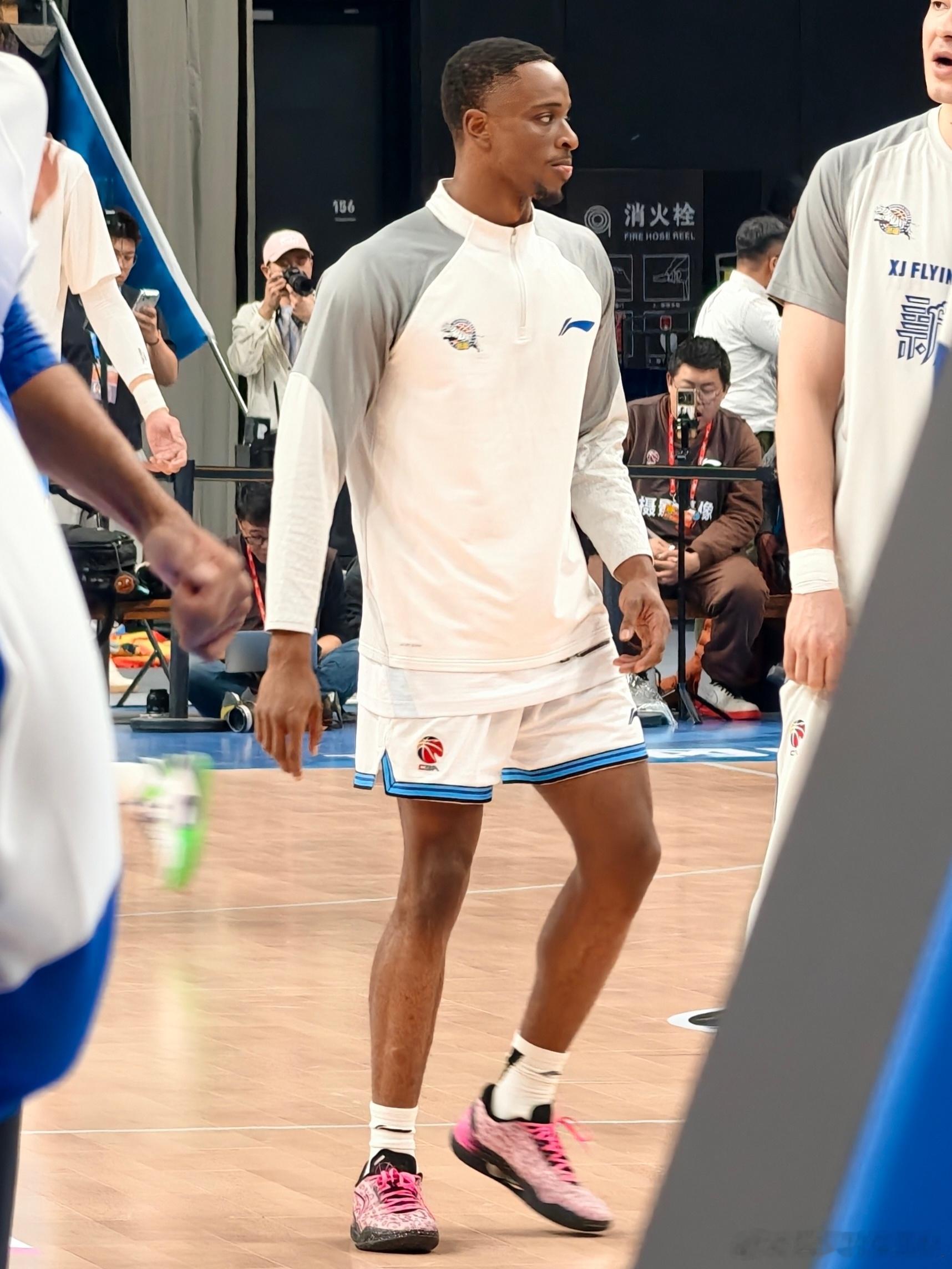 上赛季北京男篮的外援纳托尔今天身披新疆球衣回到北京主场，北京男篮赛前也对他进行了