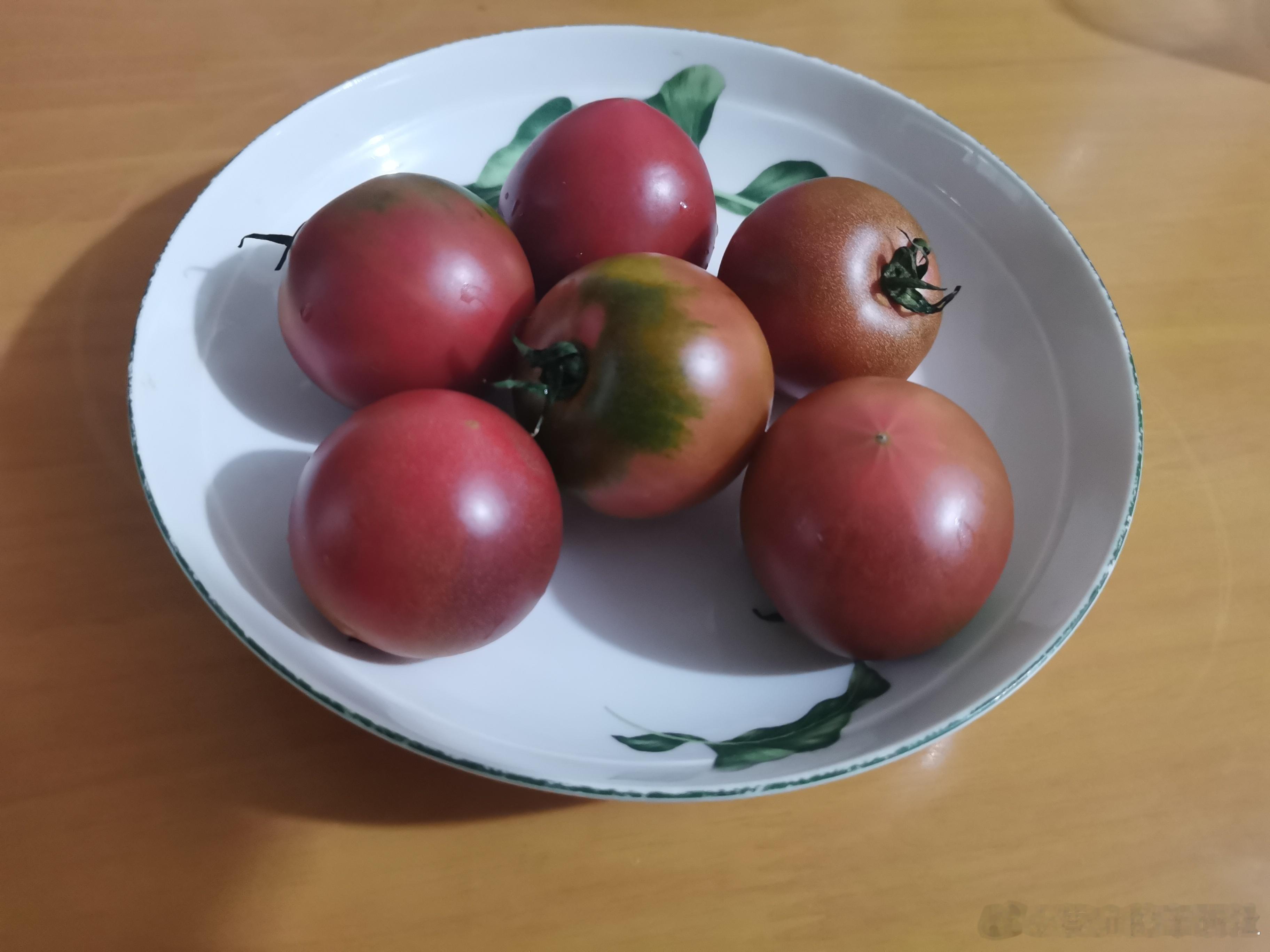 晚餐半碗豆花，散步3公里，回家前去到菜市，买了8个小番茄（味道绝美），里脊肉一条