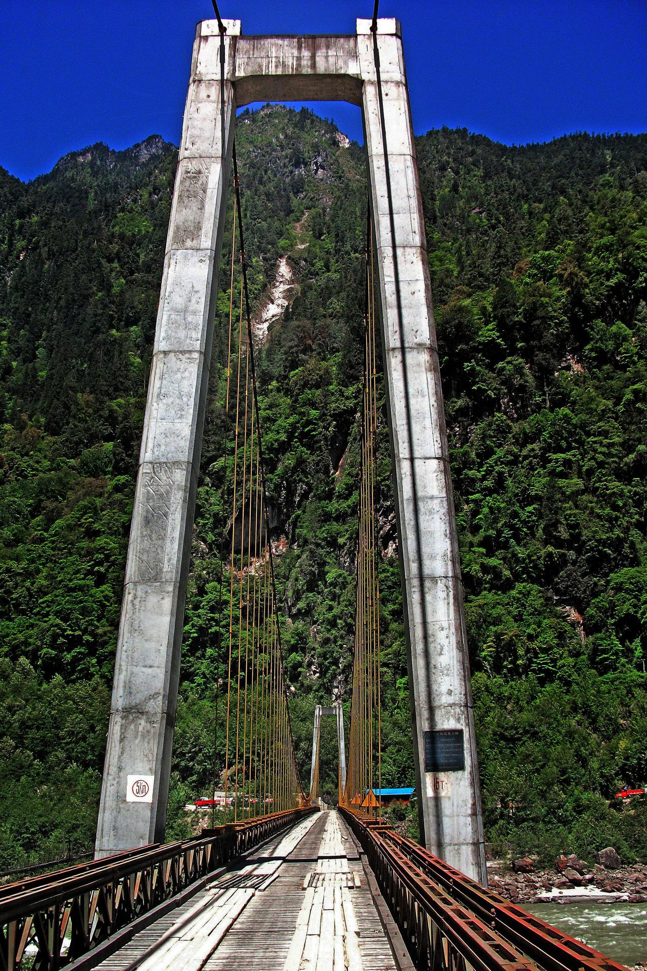 【早些年，我走过318川藏线 】那时的路险，时时塌方，堵车。（图1  是著名的通