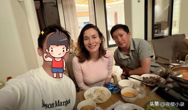 韩庚和妻子与友人聚餐，素颜皮肤黑眉毛好淡，卢靖姗状态比他好！[笑][笑]