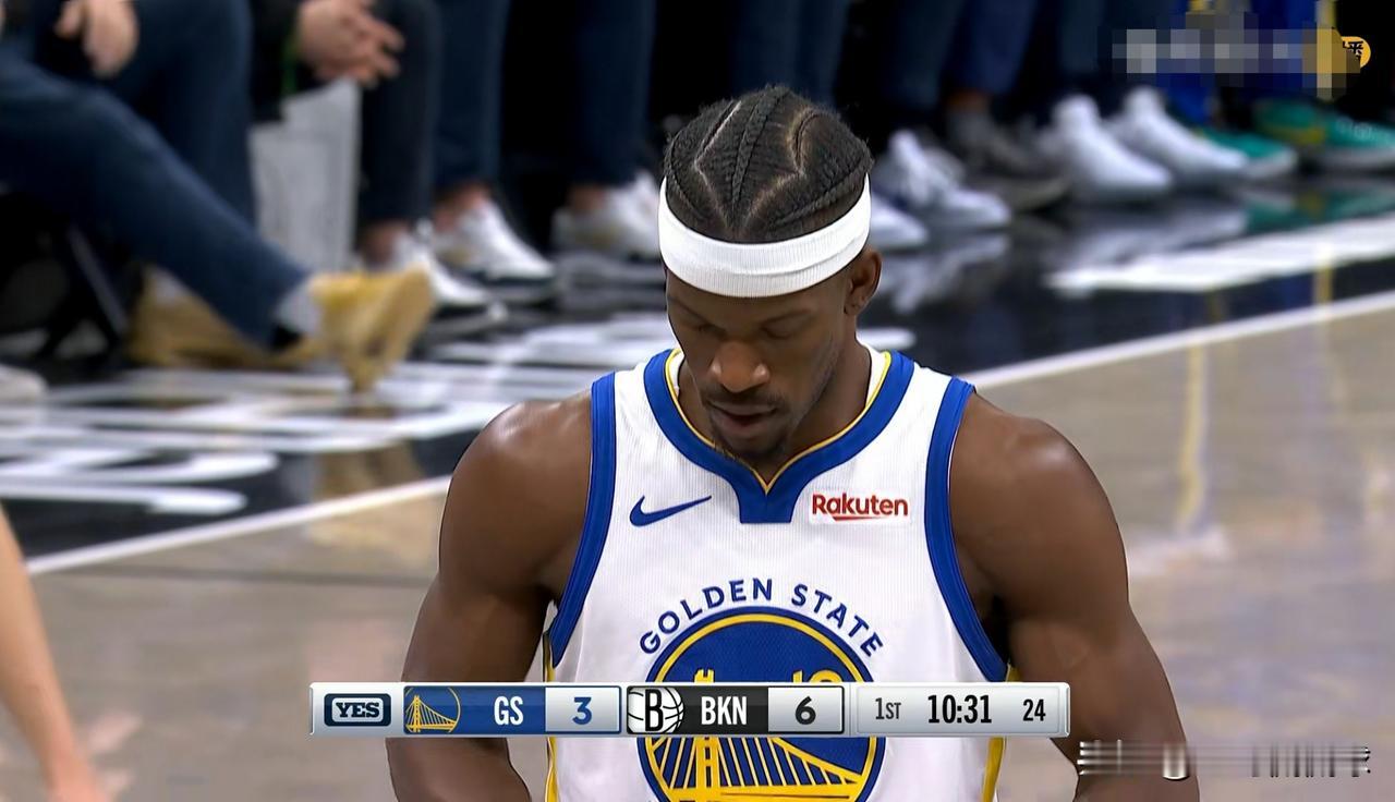 勇士超级球星巴特勒真是一个造犯规大师！在今天进行的勇士和篮网的比赛中，目前双方的
