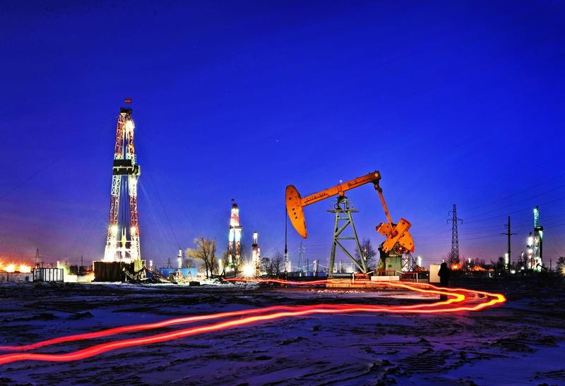 七律·中国石油
钻塔巍巍贯地轴，油龙奔涌震天涯。
荒原立起擎天柱，瀚海劈开逐浪槎