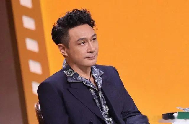 #吴镇宇抱蔡明# 活久见的冷知识，蔡明老师竟然和吴镇宇是同岁，都是61年生人62