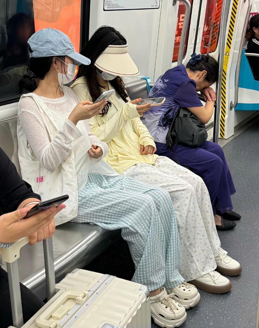 发现一个奇怪的现象，现在的年轻女孩，在大街上很少见到超短裙、迷你裙或者短裤的了，