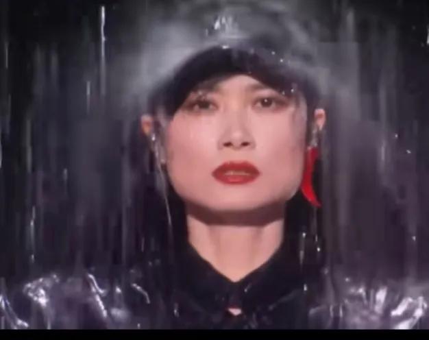 李宇春确实很漂亮，中性美。