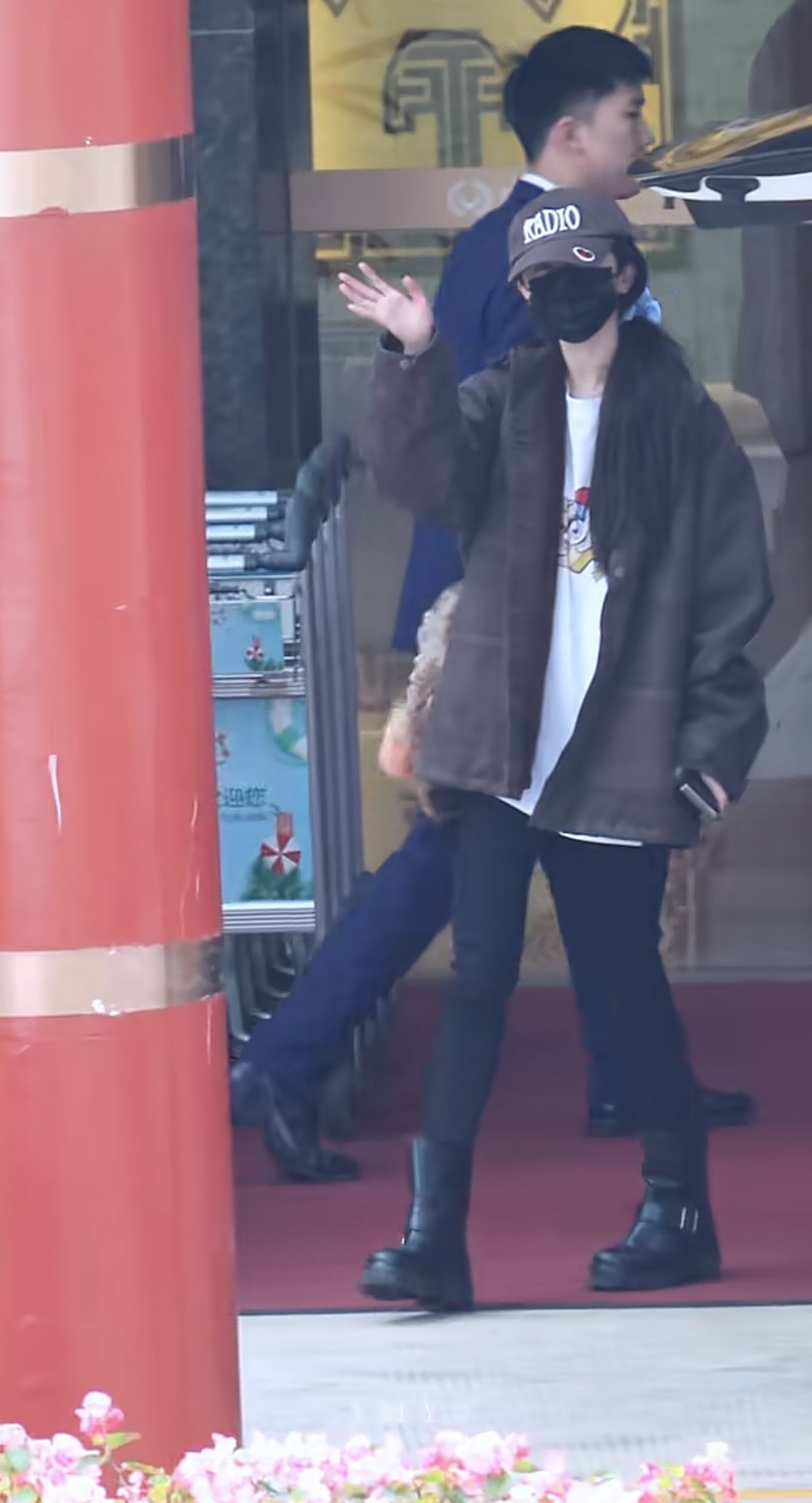 专门绕过来跟粉丝打招呼的幂幂姐