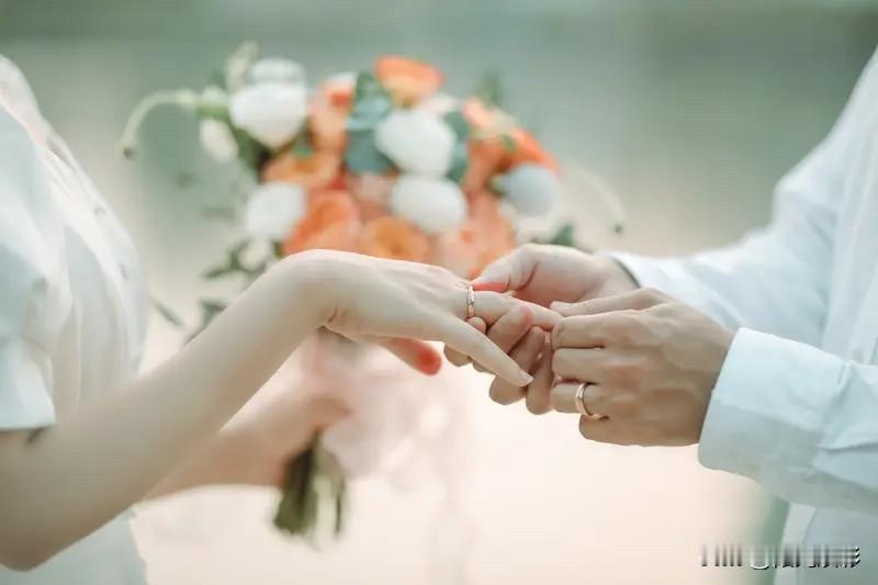 结婚与否，并无对错，
结婚，多了羁绊，少了自由。

不结，拥有自由，但人生路越走