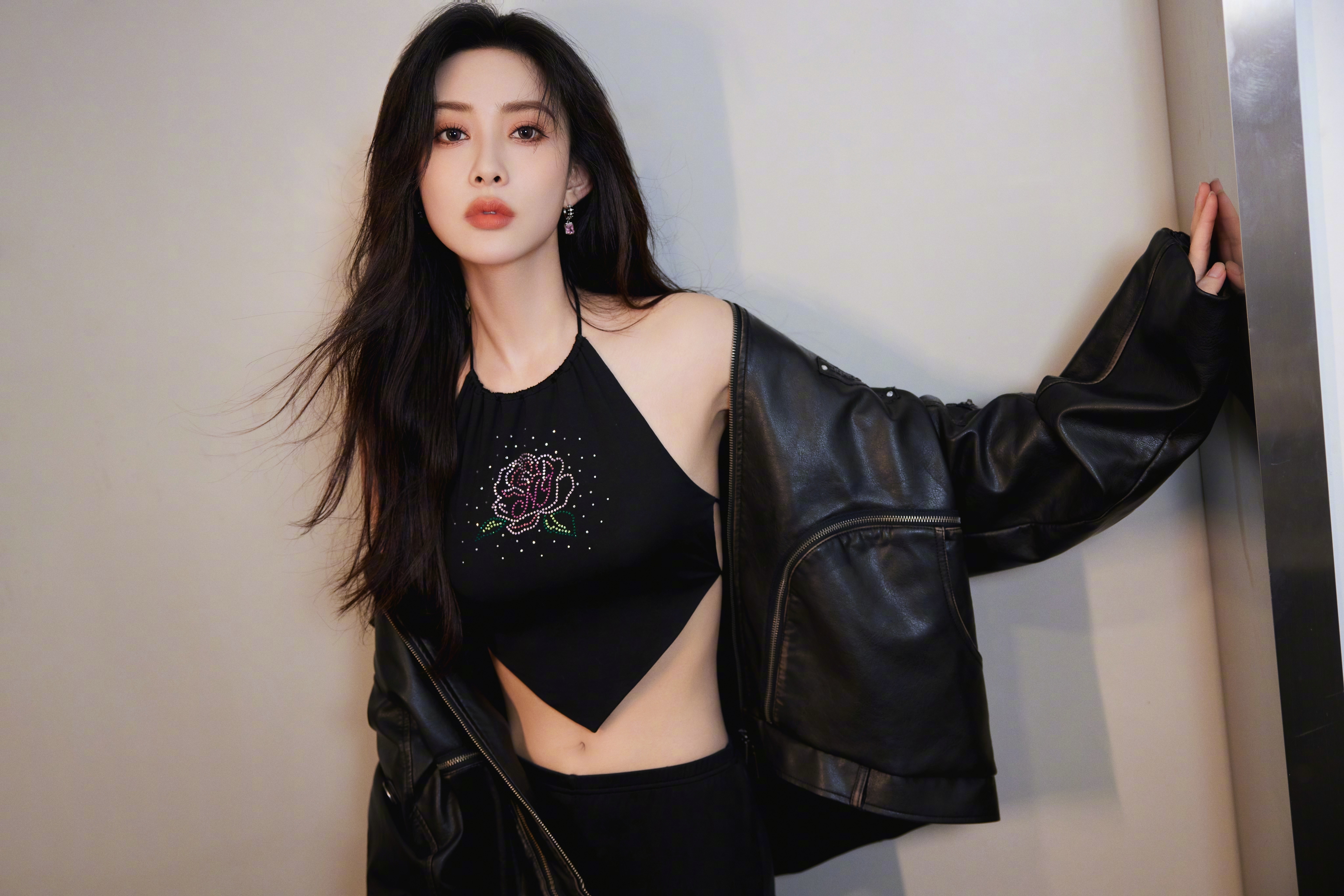 孟子义黑色肚兜妆造，穿出好身材 ​​​