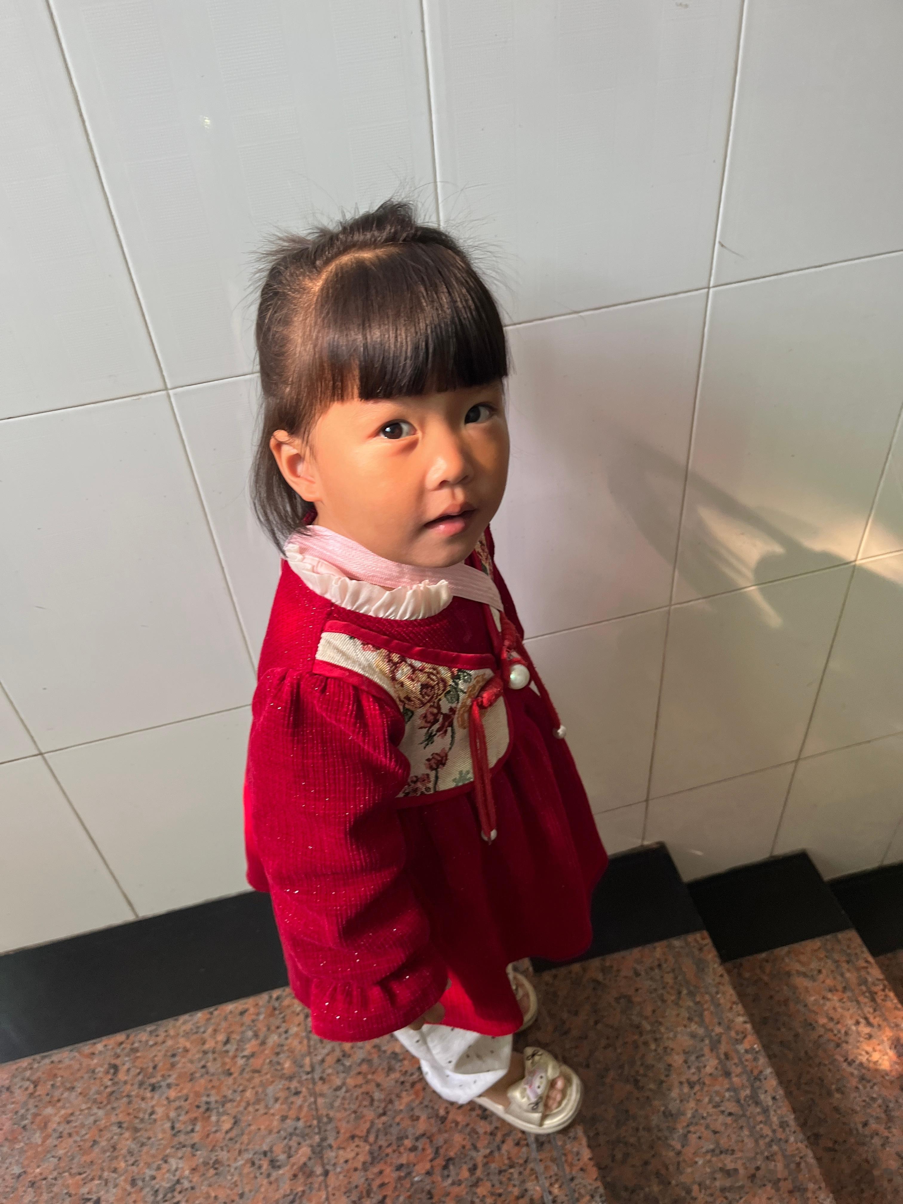 自己搭的，好热，她非要这样穿，说这裙子好靓。别人做饭很香，她在感受味道。 