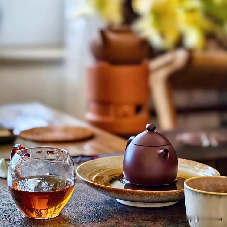 《幽禅·定风波》
盏里浮沉意自旋，茶烟袅处味千般。浓尽甘回终至淡，休叹，静中独坐