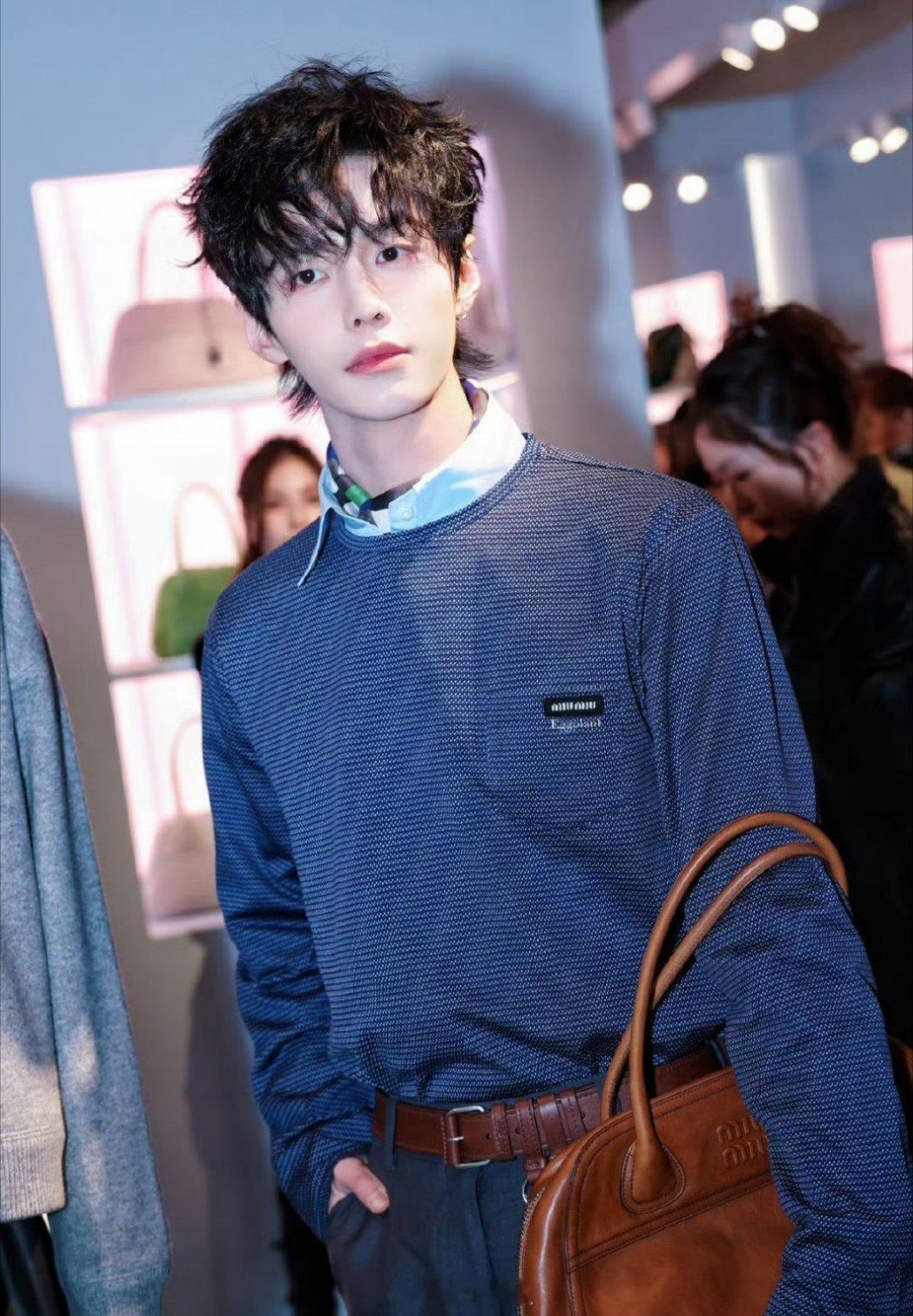 何与今日份MiuMiu活动图来了，还弄了一头小羊毛卷发呢，处于上升期的待爆小生，