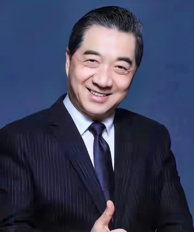 张召忠：“我曾经在特朗普当选当天，发了一个微博。我说如果他能执政两届的话，那么特