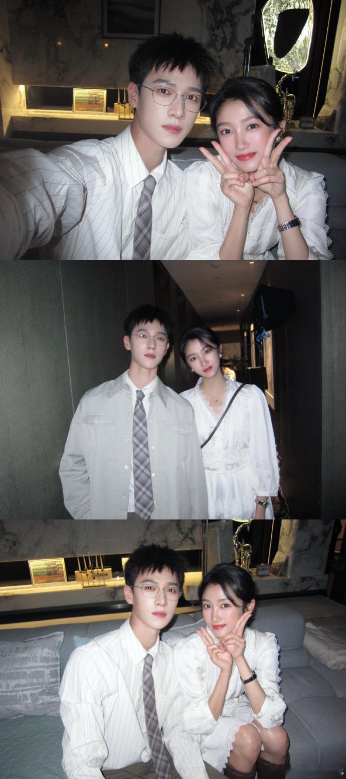 合照用 ccd 记录下来，复古的色调让画面有了故事感。李昀锐和关晓彤同框的样子带