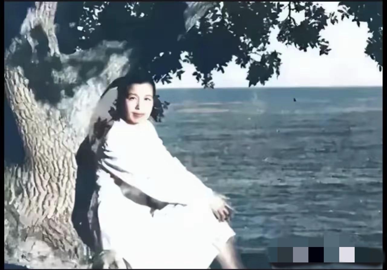 1953年，李讷妈妈因病赴苏联治疗，在黑海雅尔塔进行康复休养。当时她39岁，很文