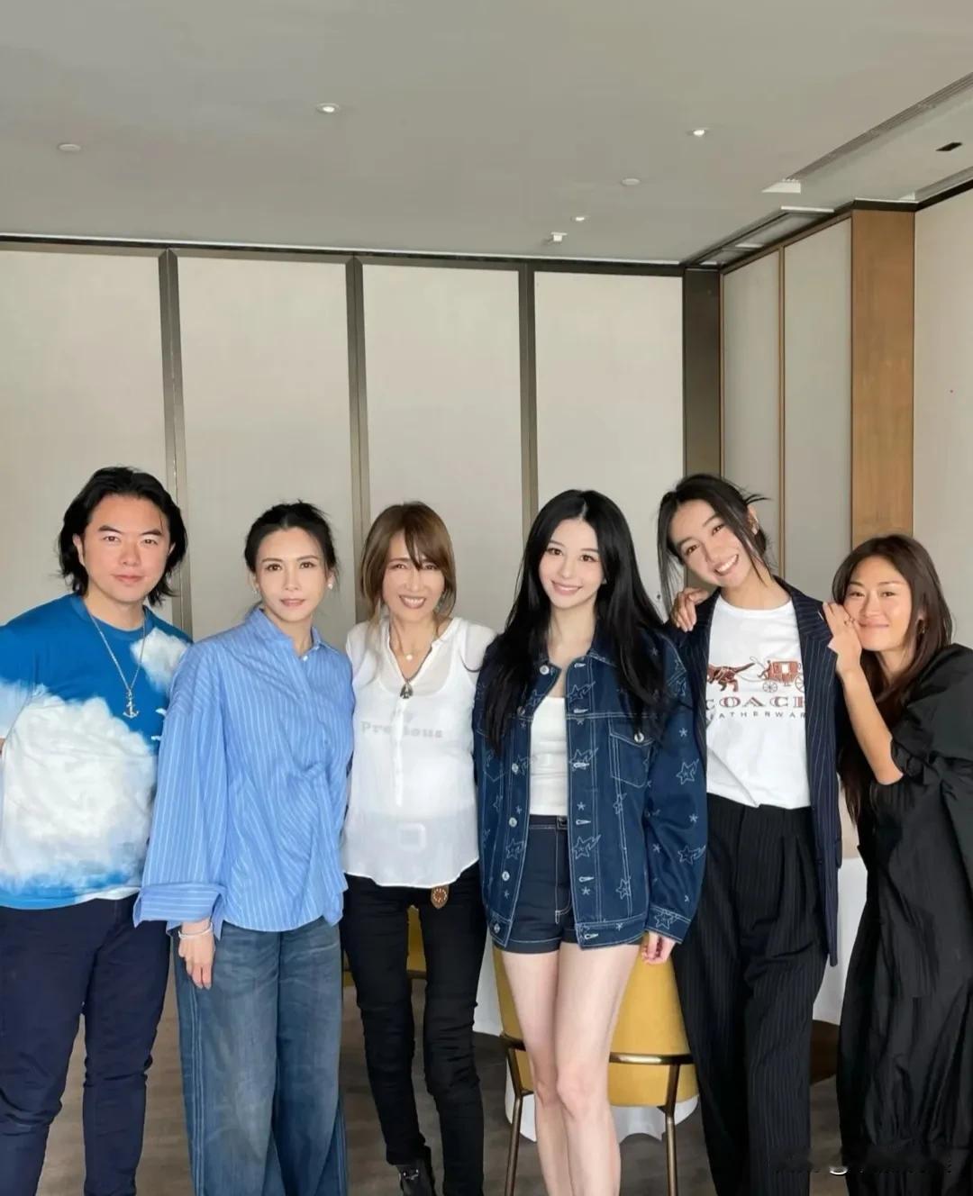 两代女神同框！
女神邱淑贞和日本知名女星工藤静香同框了，俩人都是同年代的女神，难