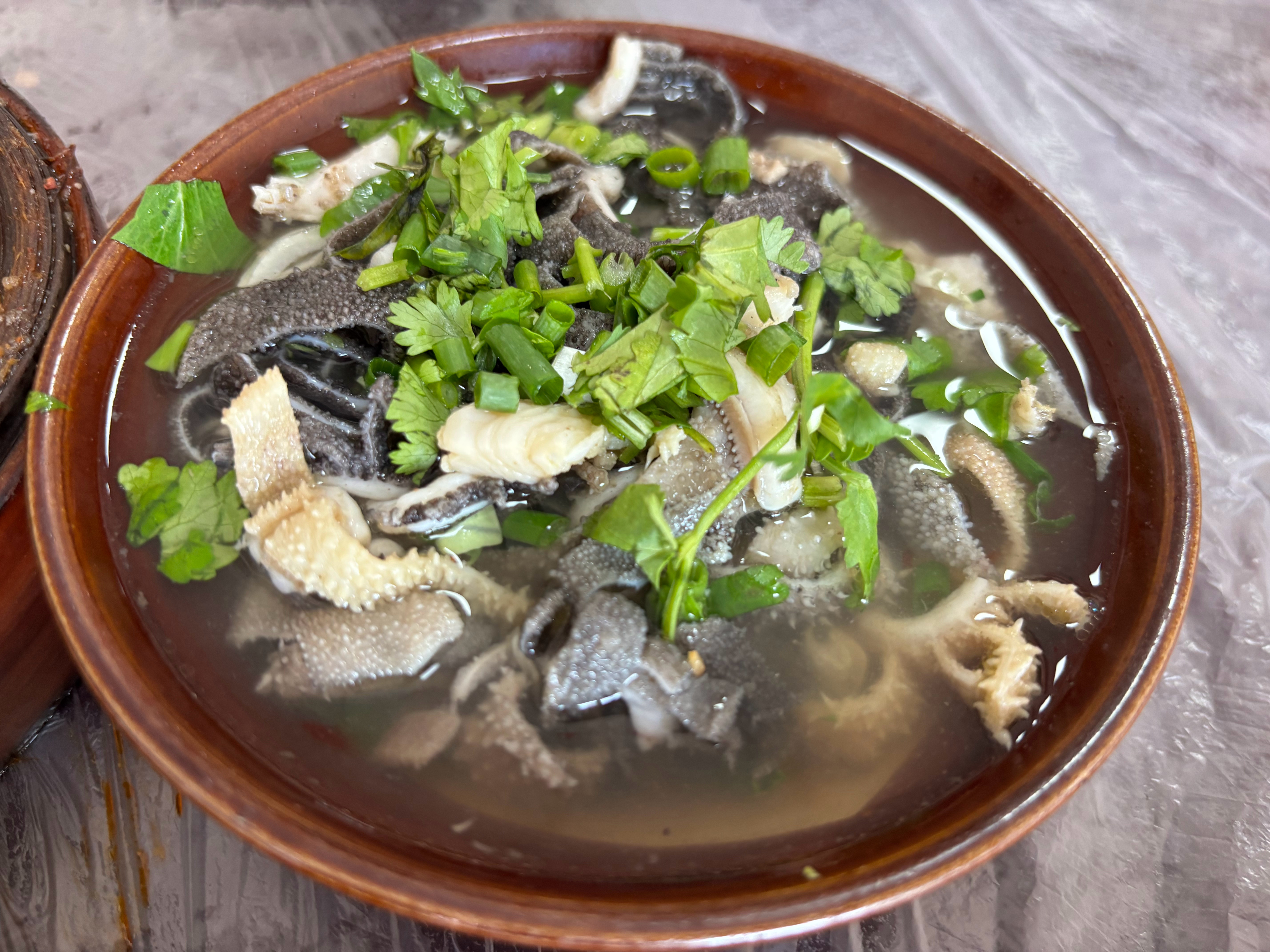 来乐山，久芳是我必打卡的店。        老板坚持偏安一隅，不开分店，保障品质