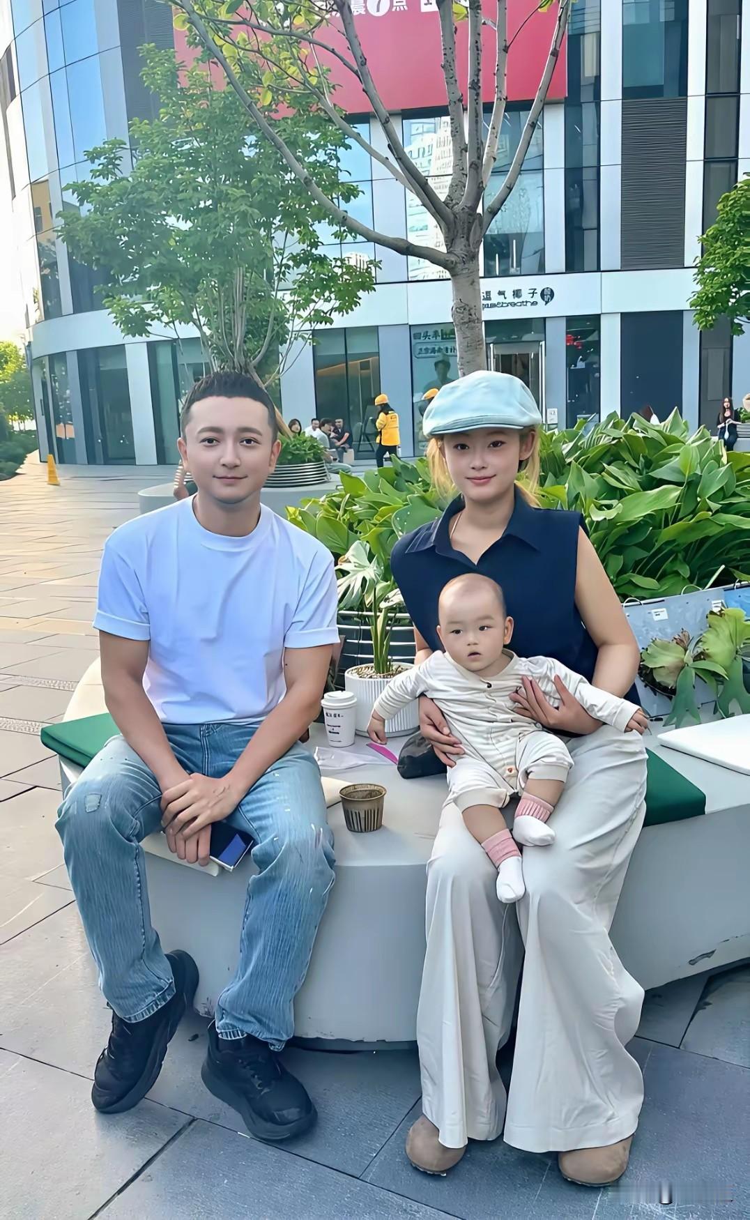 一看就不是一家的，因为保持着距离如何评价尼格买提