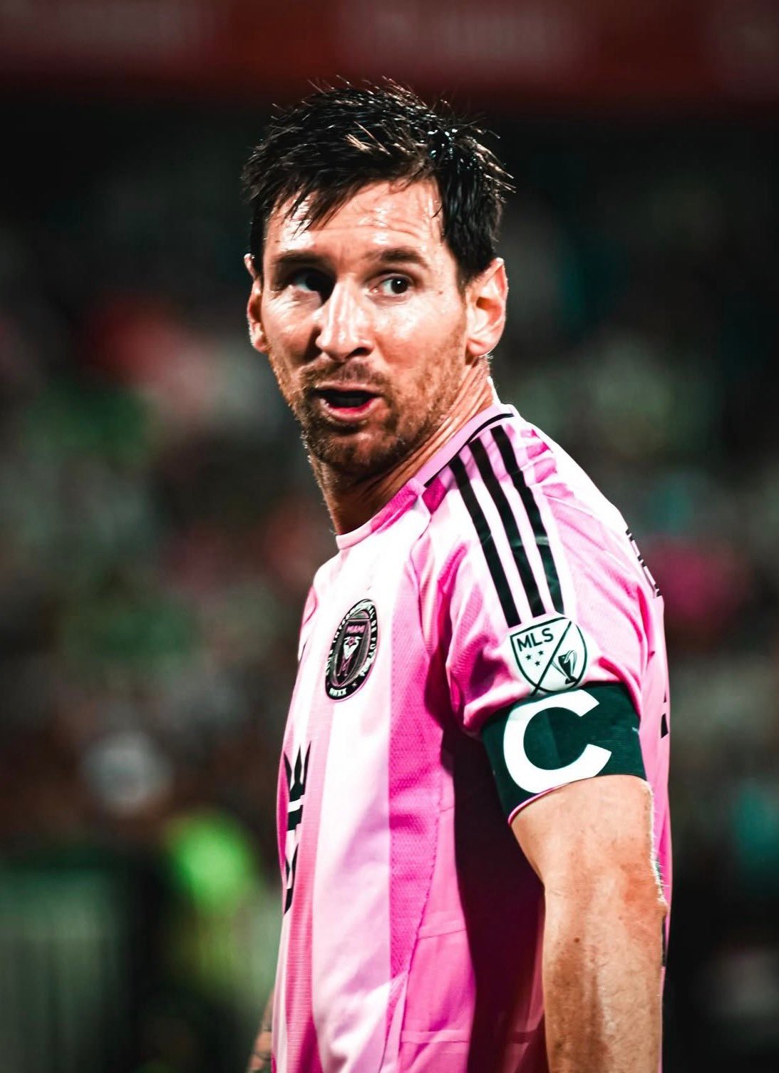 梅西继续缺席今天的训练好好休息梅西在周六对阵巴塞罗那瓜亚基尔的比赛中左腿筋拉伤，