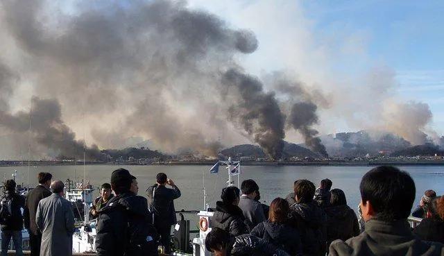 朝鲜突然向延坪岛方向发射近200发炮弹，引发韩国极大恐慌。这次更像是训练式炮击为