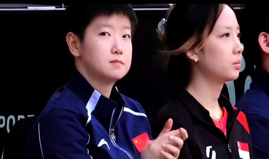 你敢信？整天软乎乎笑成包子脸的孙颖莎，是李隼亲口认证的国乒头号刺头。
 
去年影