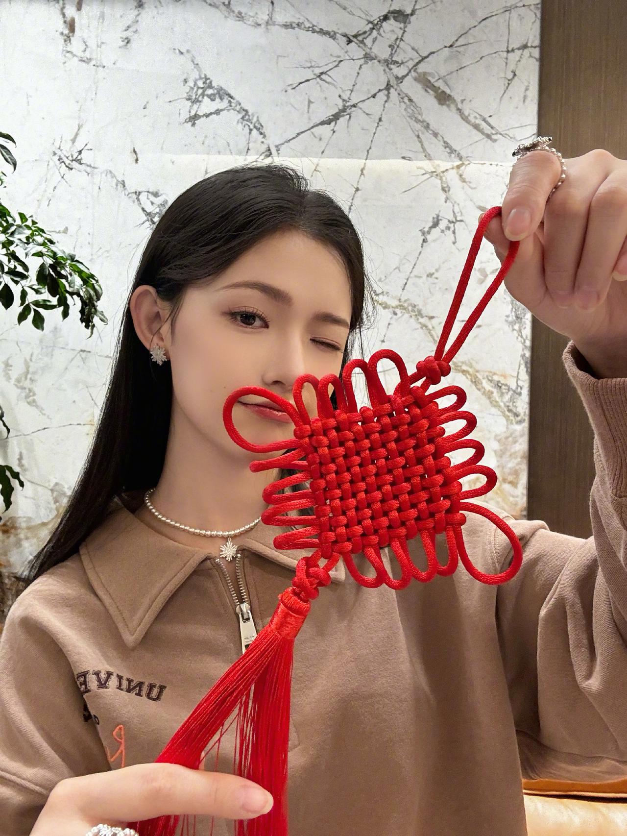林允新年私服营业美照