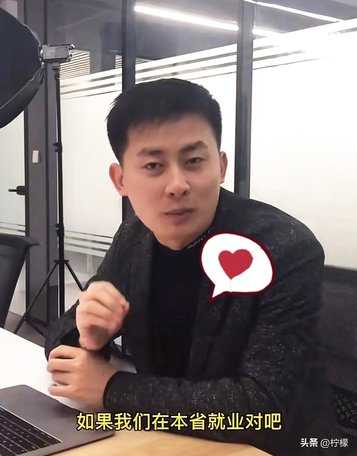 本来想去“峰学未来”直播间给孩子摸摸底。

结果一进去，新换的这位掌舵人武亮给我