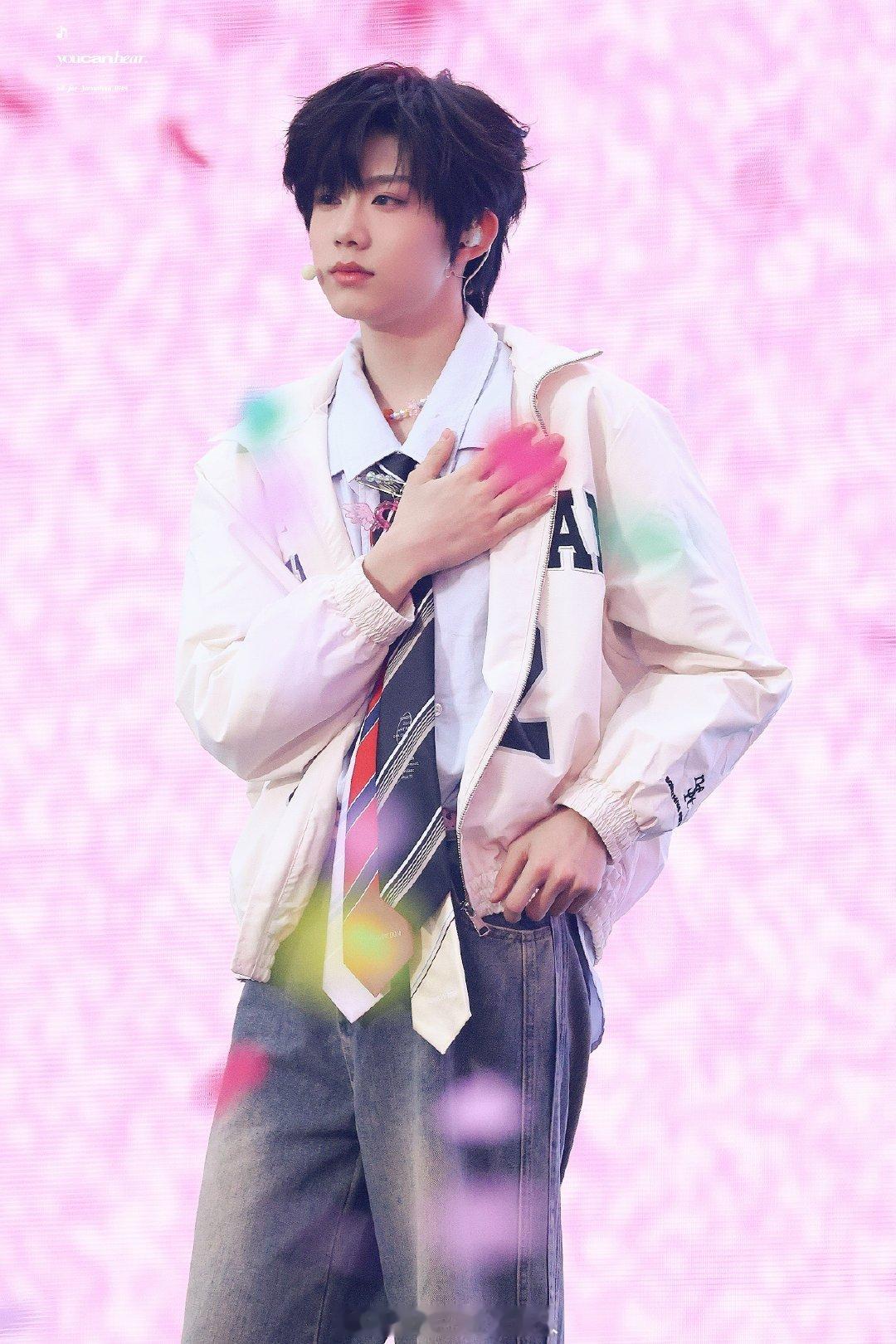 你永远可以相信陈奕恒的舞台，表现力真的太好， 期待后面更多的舞台新音