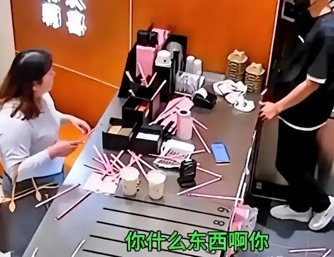 江苏连云港，一女子在奶茶店因店员漏放两根吸管，当众辱骂、打砸、逼哭19岁店员。监