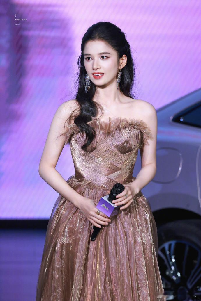 张婧仪秦MAX发布会生图 张婧仪亮相比亚迪秦 MAX 发布会现场，美人美车，对我