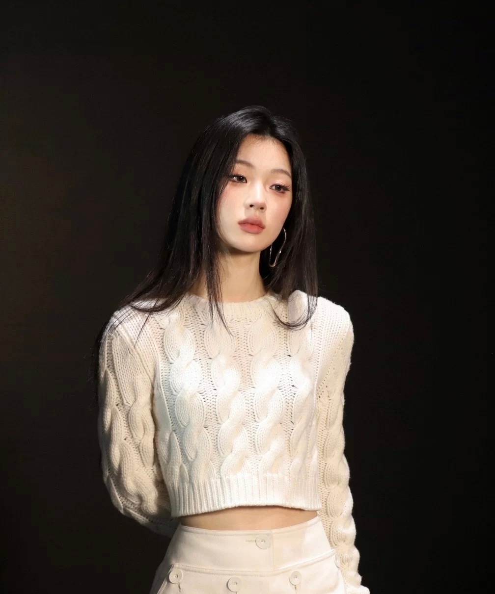 单依纯豹塑单依纯冷脸高智感新物料杀疯了！褪去柔和，冷感气质拉满。如同蛰伏的猎豹，
