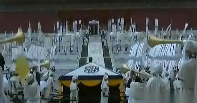 南京城，十三座城门，同一天，同时抬出了棺材。
你都分不清哪个是真的，哪个是假的。