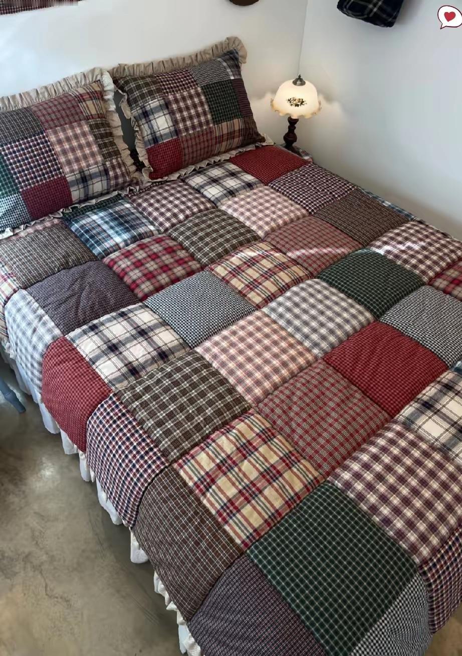 女儿说这是他见过最美最暖和的被套。女儿放假刚回来我把她奶奶为她亲手缝的被套铺在她