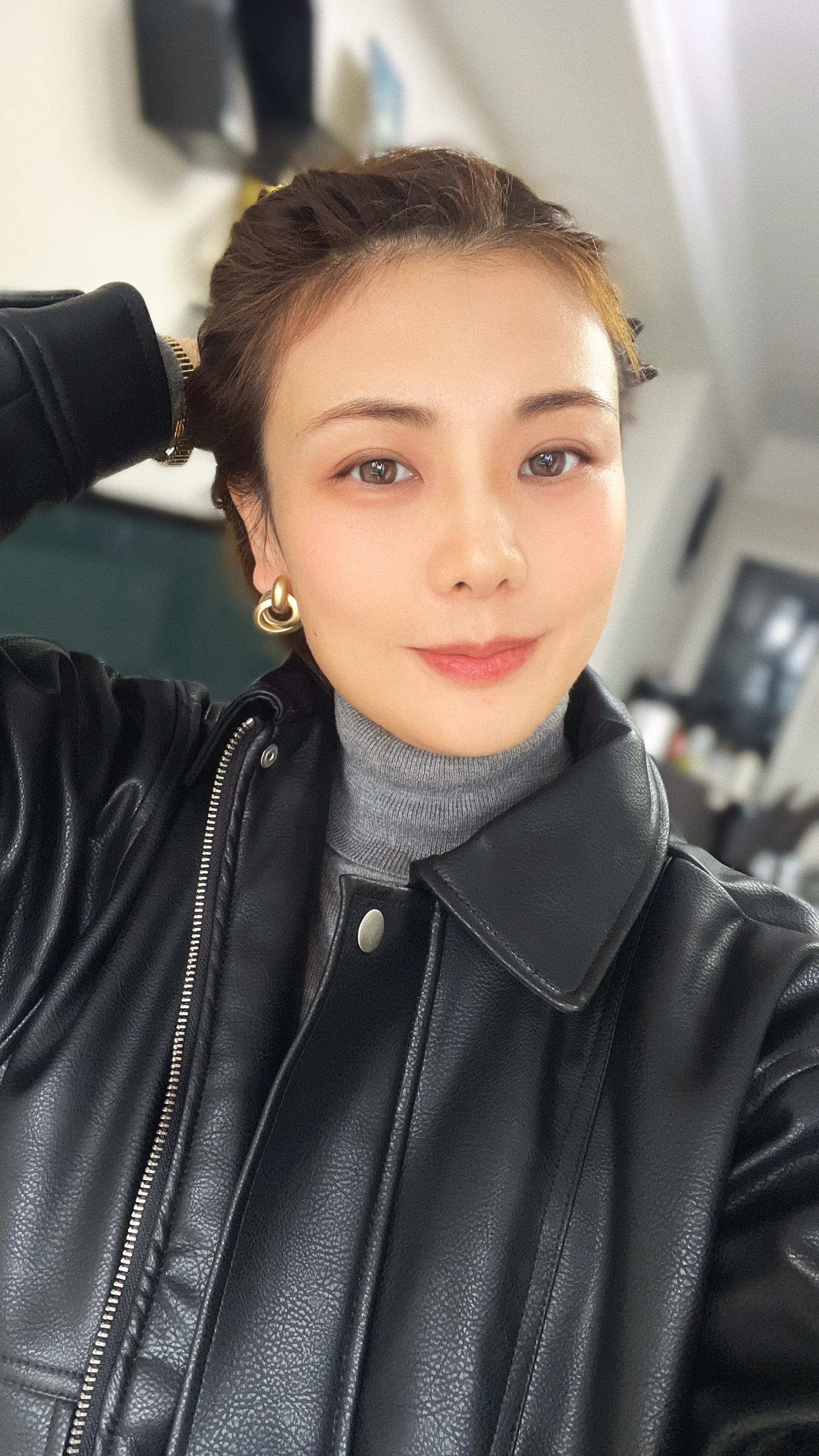 今天穿什么  酷🆒酷的新外套穿出门啦[偷乐][偷乐][偷乐]～～牛仔裤👖也选