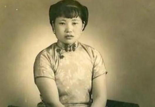 1961年，马月兰被58岁的伯父强娶。几个月后，伯父笑嘻嘻地对她说："你家妹妹1