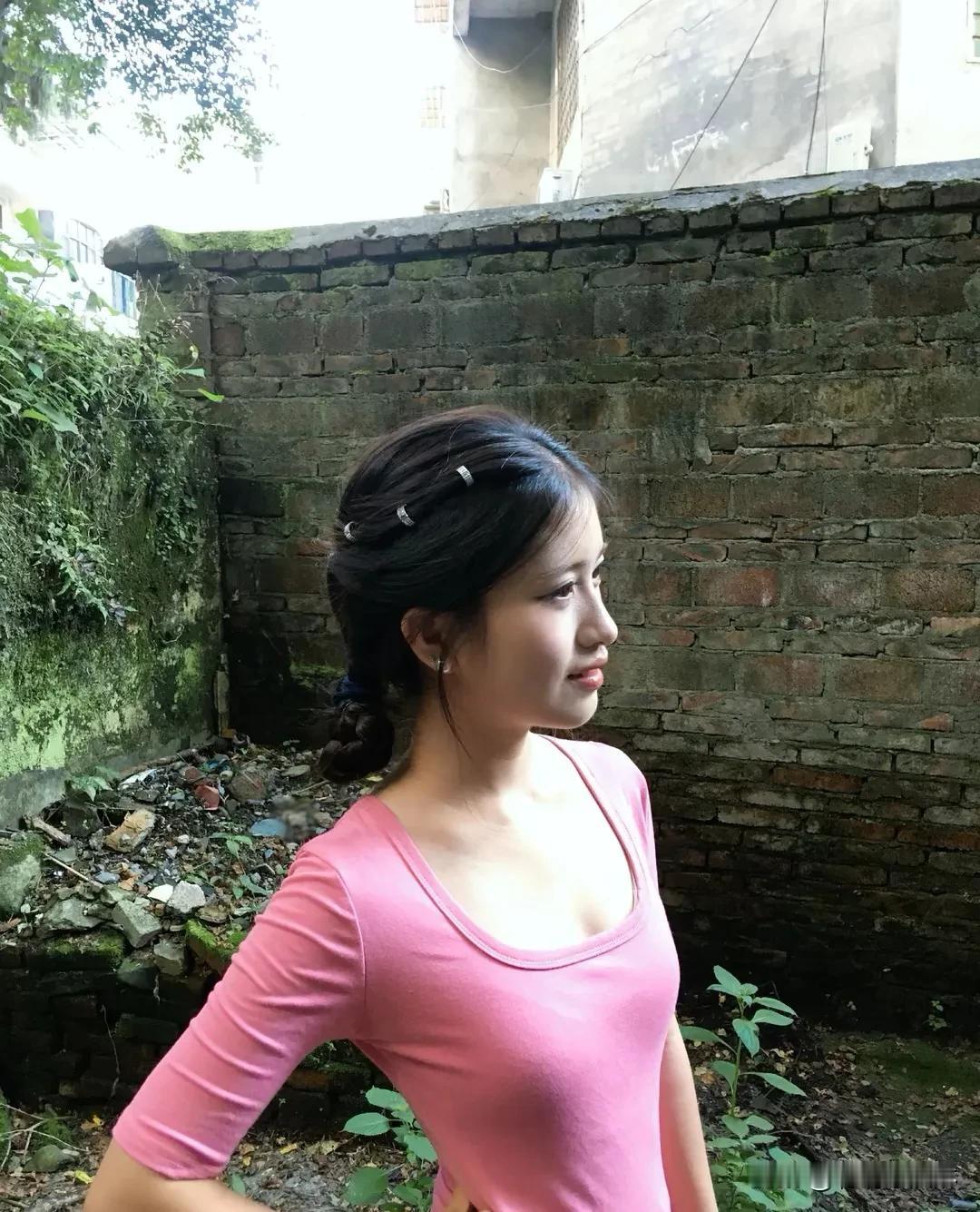 回趟老家，推开院门那刻——  
风里飘着饭香，狗摇尾巴扑过来，  
旧板凳还摆在