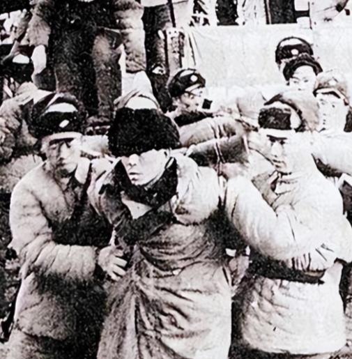 1978年，浙江黄岩县宁溪村，几名公安干警撬开村民王金英家卧室的青石板，发现石板