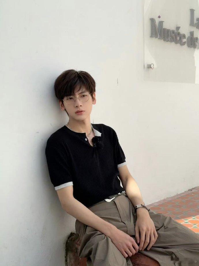 翟潇闻[超话]沈月翟潇闻不愧是姑侄组合中餐厅谁能比沈月翟潇闻更默契？姑侄俩选礼物