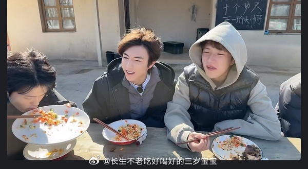 第三季终于有直播了，利好你的碗？？跟旁边的伙伴一对比🆚，哈哈利好是唯爱米饭，还