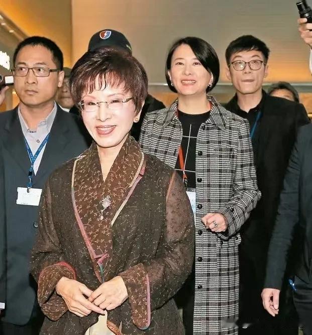 2016年，洪秀柱率团来南京中山陵谒陵。当时王鸿薇全程陪同洪秀柱，并担任随团发言