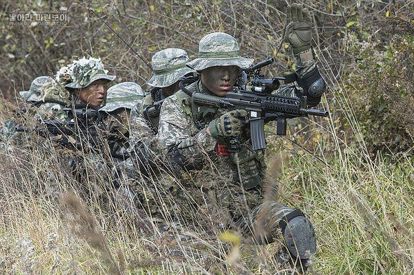 韩国兵力减少11万人，17个师级以上部队消失，还能应对朝鲜吗？
韩国是全球生育率