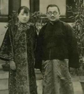 1914年，宋霭玲与孔祥熙完婚。新婚之夜，一伙儿人来闹洞房，有人一把扯下她的腰带