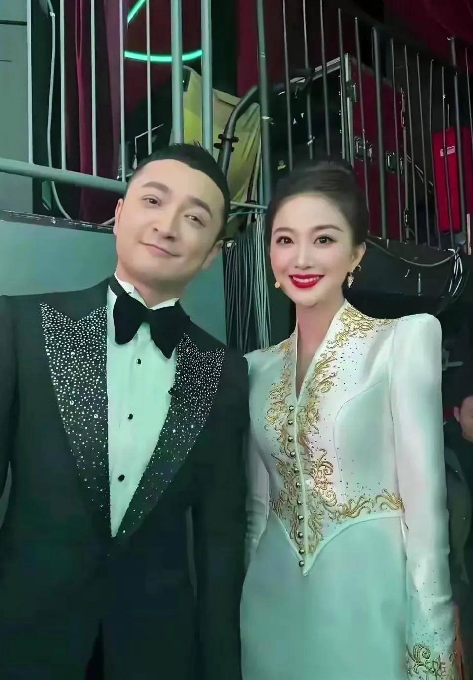 穿黑西装的尼格买提大家闭眼都认得，
可旁边那位米白礼服裙的美人，我愣是看了三遍回